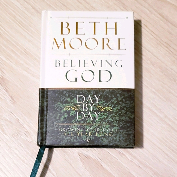 Believing GOD by Beth Moore - Picture 1 of 1